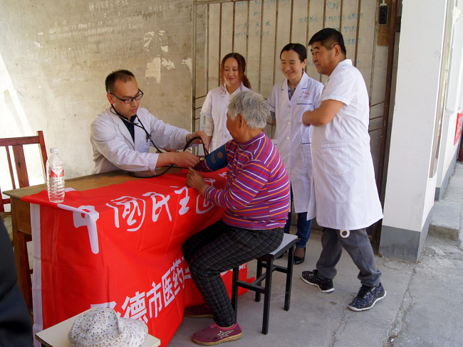 民建醫(yī)藥衛(wèi)生支部下鄉(xiāng)3-1.png