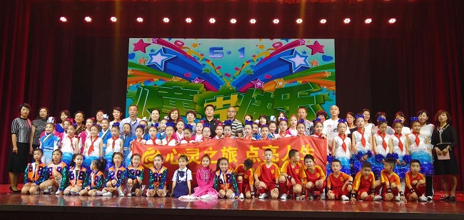 民建市婦幼老齡委員會成員與逸夫回族小學部分師生合影-1.jpg