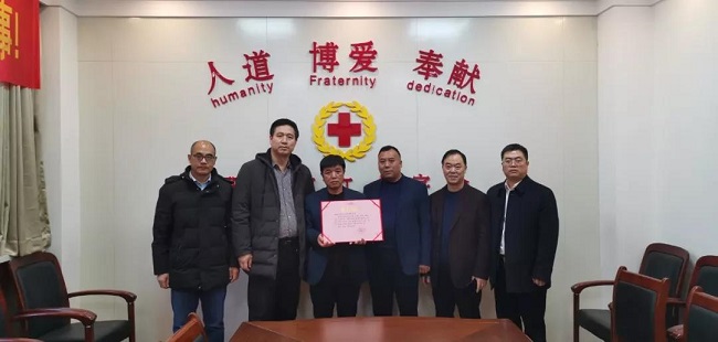 馮軍利向崔海民表示感謝并頒發(fā)證書-1.jpg