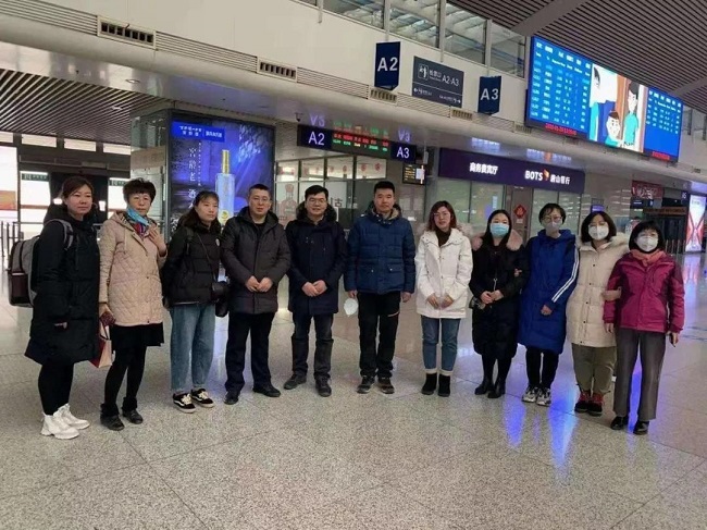 唐山市首批援助湖北醫護人員，左二為李曉嵐-1.jpg