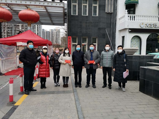 民建保定市委成立關(guān)愛一線醫(yī)護人員家庭行動領(lǐng)導(dǎo)小組 迅速開展關(guān)愛慰問 (3).jpg
