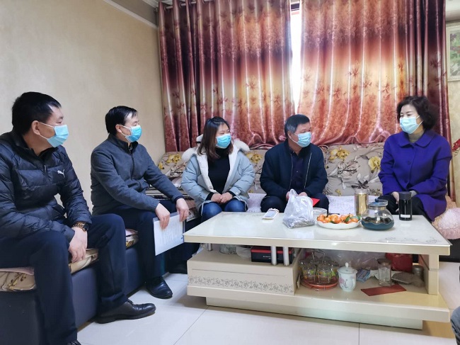 閆立英慰問霍玉玲家--關(guān)愛一線醫(yī)護(hù)人員 保定民建在行動(dòng)——閆立英帶隊(duì)慰問我市一線醫(yī)護(hù)工作者.jpg