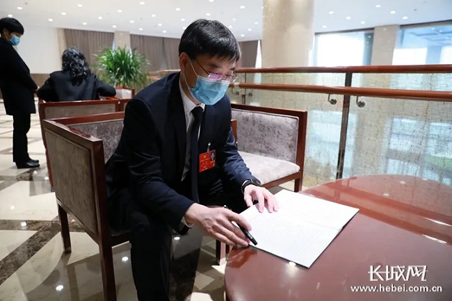 長(zhǎng)城網(wǎng)：河北兩會(huì)聲音  凌濤委員：增設(shè)民營(yíng)企業(yè)反映問(wèn)題的網(wǎng)上服務(wù)通道.png