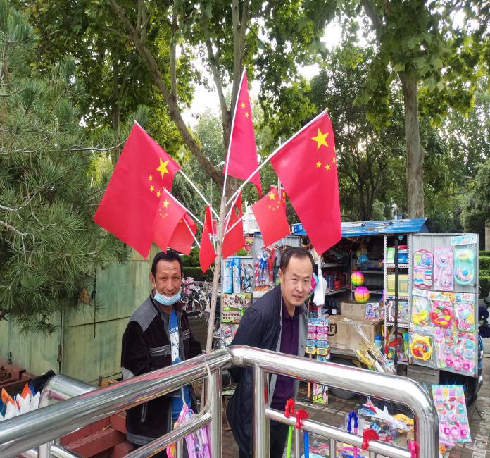 我和國旗合個影。攝影 郭冬梅.jpg