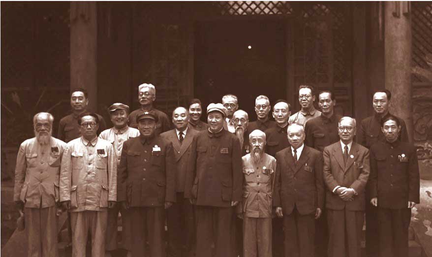 1949年6月15日，中國人民政治協商會議籌備會第一次全體會議在北平召開。圖為1949年7月15日籌備會常務委員在中南海合影，左四為黃炎培。.jpg