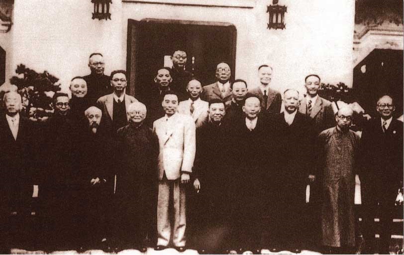 1946年10月18日，國、共及第三方面代表在上海討論恢復和談的具體步驟。前排左五為周恩來，后排左一為黃炎培。.jpg
