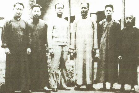 1936年，章乃器（右3）與李公仆（左二）、沈鈞儒（右1）.jpg