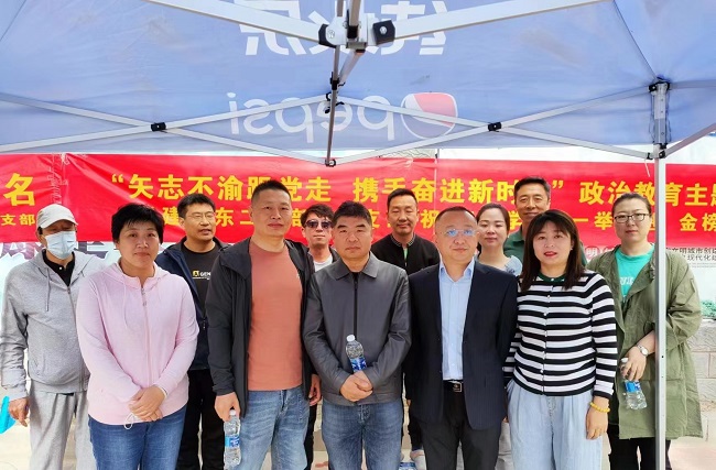 民建張家口市委橋東區第二、四支部聯合開展“情系高考 免費送水”行動 (2).jpg