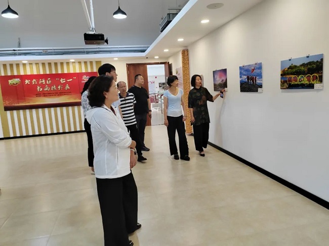 慶祝建黨101周年 紅心向黨擘畫未來——民建秦皇島市委北戴河總支參觀“七一”書畫攝影展2-1.jpg