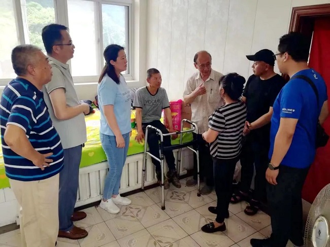 民建秦皇島市委科研支部與秦皇島魯商聯(lián)合會(huì)聯(lián)合開(kāi)展“扶困下鄉(xiāng)”活動(dòng)2-1.jpg