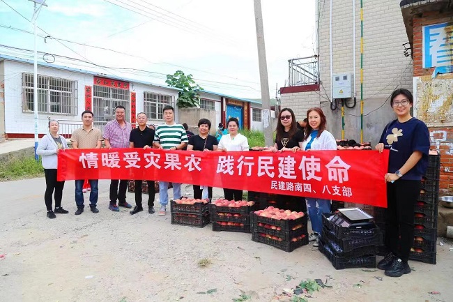 幫扶受災桃農 路南民建在行動2 (2)-1.jpg