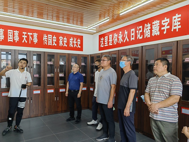 20220906喜迎二十大 永遠跟黨走 奮進新征程——民建保定市委科創園支部開展“矢志不渝跟黨走、攜手奮進新時代”政治交接主題教育現場教學1 (2)-1.jpg
