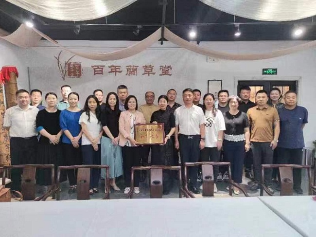民建廊坊市委青年總支舉行“會員之家”授牌儀式1-1.jpg