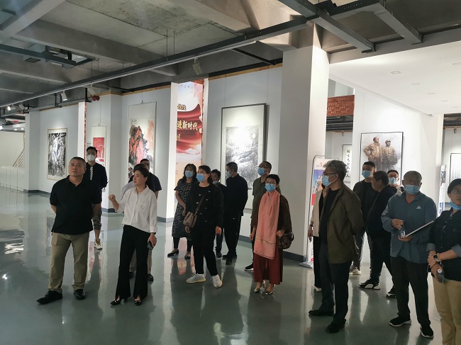 民建唐山市委組織會員參觀“喜迎二十大 奮進新時代”主題書畫展3-1.jpg