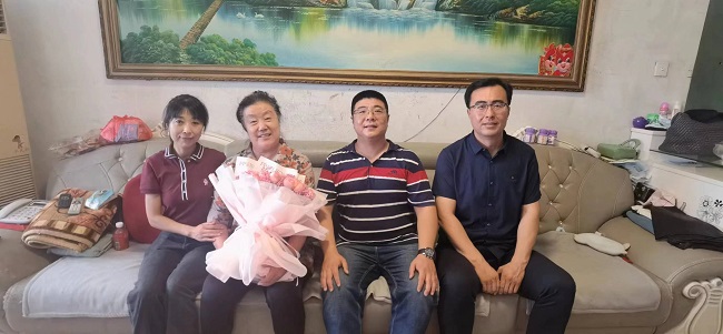 民建企業一支部慰問老會員.jpg