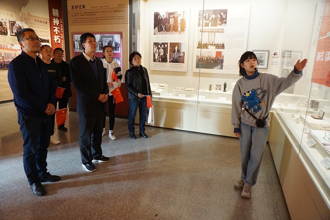 20221031民建保定市委東風(fēng)支部赴唐縣開展”矢志不渝跟黨走、攜手奮進(jìn)新時代“政治交接主題教育4-1.jpg
