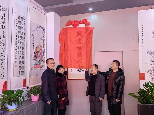 民建張家口橋西區二支部舉行民建“會員之家”揭牌儀式。.jpg