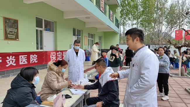 20230427“愛灑其中，公益義診，愛心助教”——民建保定市委新城支部聯合醫療老齡委員會助力鄉村振興3 (2).jpg