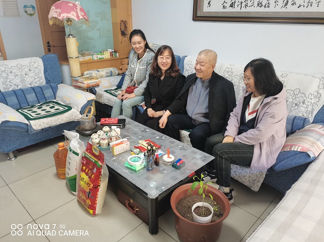 民建下花園區(qū)基層委員會(huì)開展重陽(yáng)節(jié)慰問活動(dòng)1 (2).jpg