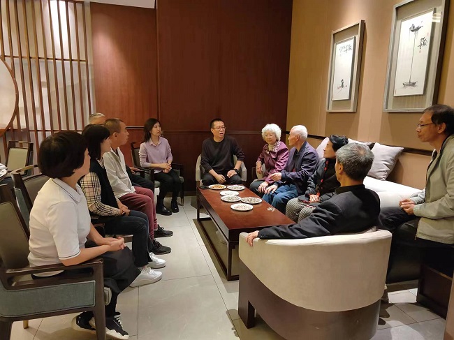 民建橋西區(qū)基層委員會慰問退休會員.jpg