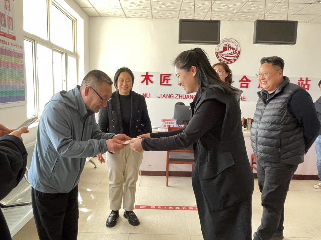 民建唐山市委曹妃甸支部為受災(zāi)殘疾人家庭送溫暖.jpg