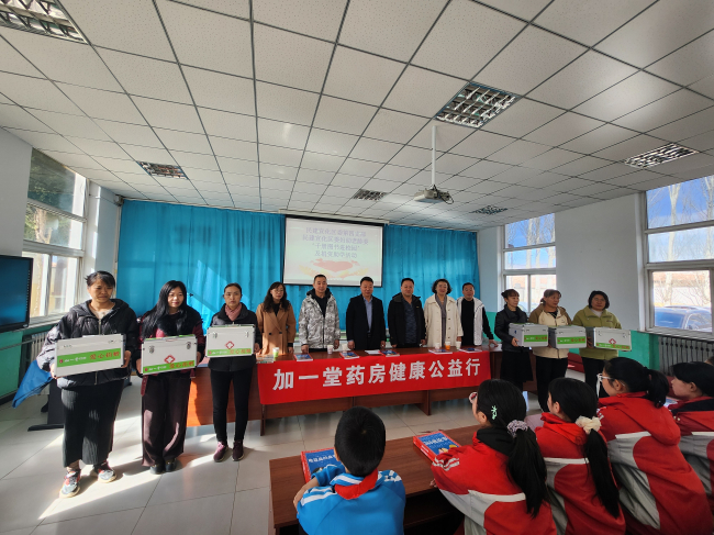 民建張家口市宣化區(qū)委綜合四支部和婦幼老齡委共同開展“千冊(cè)圖書進(jìn)校園”捐資助學(xué)活動(dòng) (3) (2).jpg