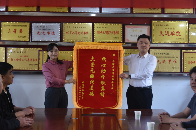 溫暖小手-武安民建到馬莊中學走訪慰問優秀和困難學生1 (2) (2).jpg