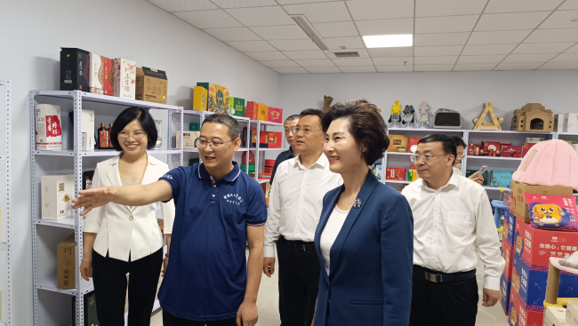 民建河北省委主委薛寒在邢臺(tái)調(diào)研會(huì)員企業(yè)無界2 (2).jpg