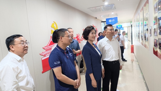 民建河北省委主委薛寒在邢臺(tái)調(diào)研會(huì)員之家 (2).jpg