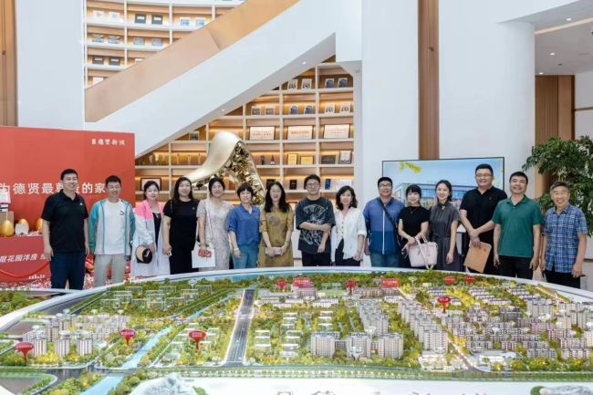 民建秦皇島市委基層支部開(kāi)展“旅游地產(chǎn)＋互聯(lián)網(wǎng)”主題調(diào)研活動(dòng) (2).jpg