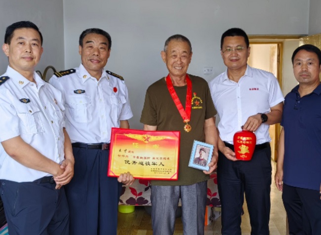 承德民建會員王永參加八一建軍節慰問活動并賦詩-1.jpg
