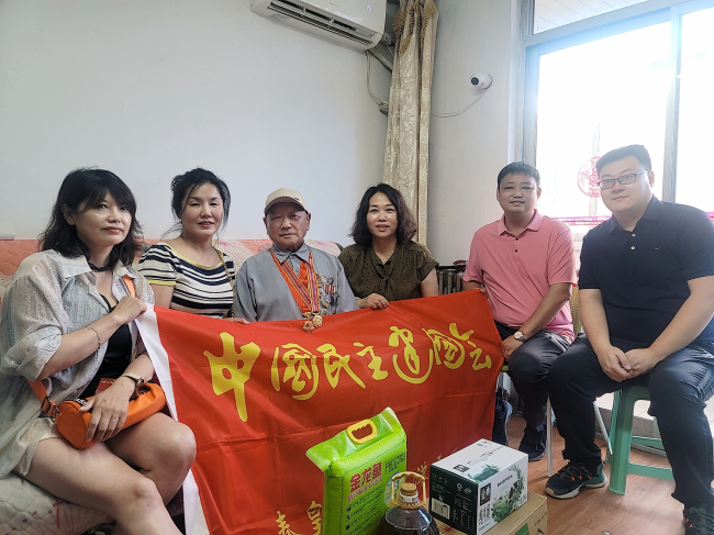 “八一”走訪 情暖退役老軍人 (2).jpg