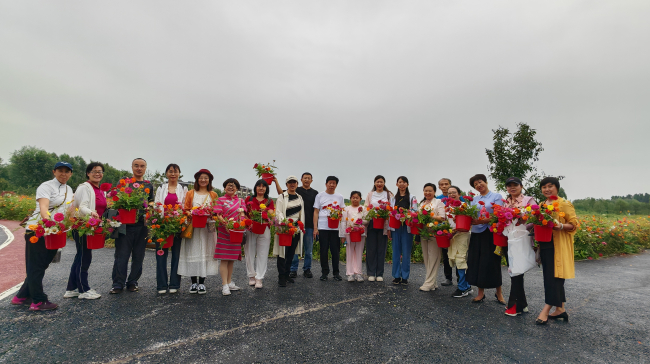 民建唐山市委路北區(qū)工委組織開展新農(nóng)村建設調(diào)研暨“花中育人 師者匠心”教師節(jié)活動   (2) (2).jpg