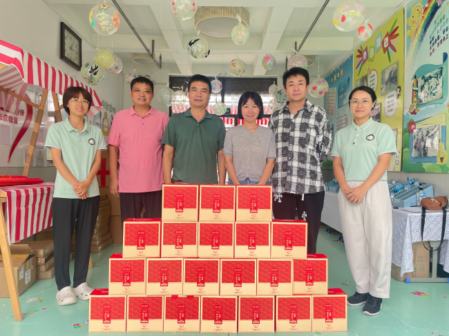 民建秦皇島市委商貿支部、企業(yè)家委員會聯合開展教師節(jié)慰問活動 (2).jpg