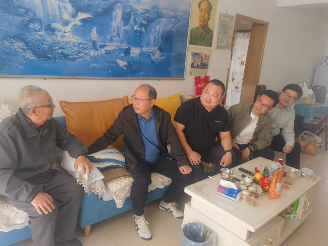民建秦皇島市委北戴河總支開展重陽節走訪慰問老會員活動 (2).jpg