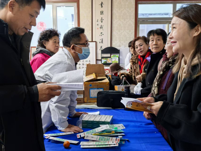 20241209民建保定市委東風支部、文化宣傳委員會開展“同心公益行”慰問演出及公益活動4 (2).jpg