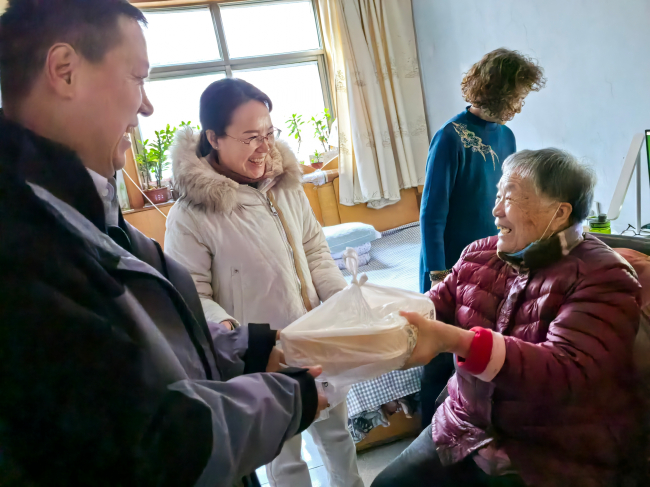 民建邢臺市委工商一支部開展“濃濃餃子香 暖暖冬至情”活動1 (1) (2).jpg