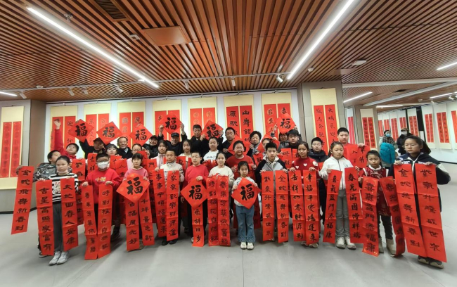 20250102民建保定市委文化宣傳委員會、東風支部、建設支部在保定市圖書館組織“迎新春 送祥福”春聯展2.jpg