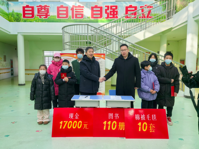 20250126民建保定市委青年工作委員會開展“送溫暖”愛心公益活動1 (2).jpg