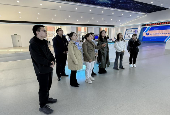 唐山市城南經濟開發區紀工委聯合天津大學研究生課題組走進民建會員企業進行參觀交流活動1.jpg