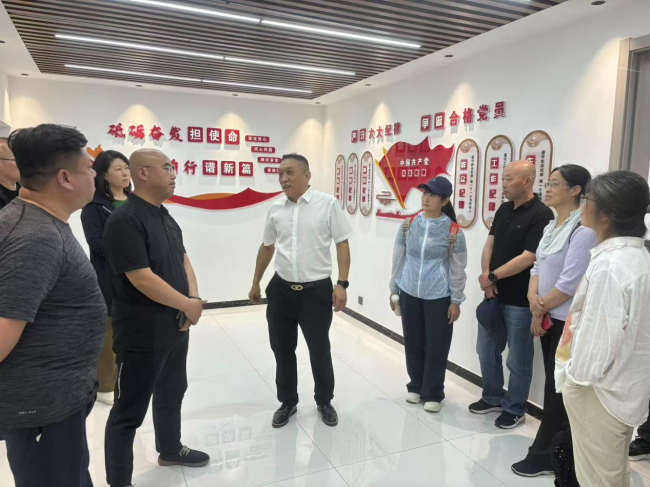 民建市直屬總支一支部走訪調(diào)研會(huì)員企業(yè)中景國際集團(tuán) (2).jpg