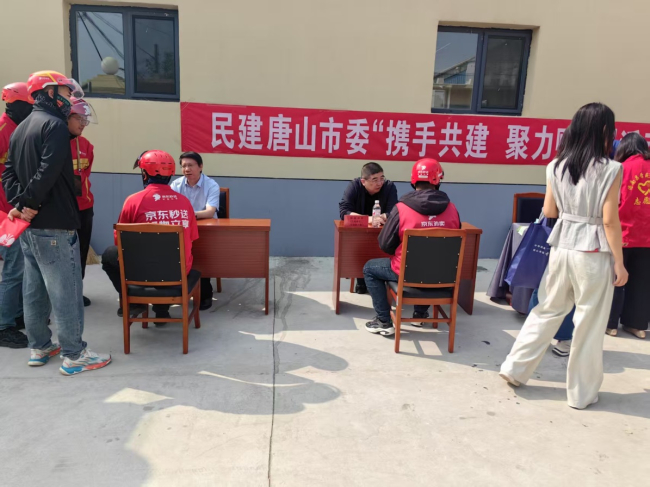 同心聚力社區(qū)行  服務居民零距離.jpg
