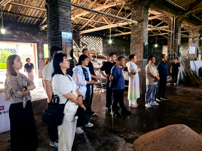 20250522民建保定市委新城支部開展“洞見行動”——赴四川省瀘州市樹清酒莊開展非遺技藝與產業創新調研活動3 (2).jpg