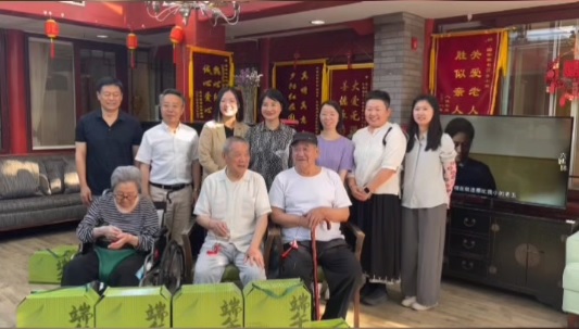 民建張家口市委機關支部會員張涵泓端午節慰問椿樹街道梁家園社區老人.jpg