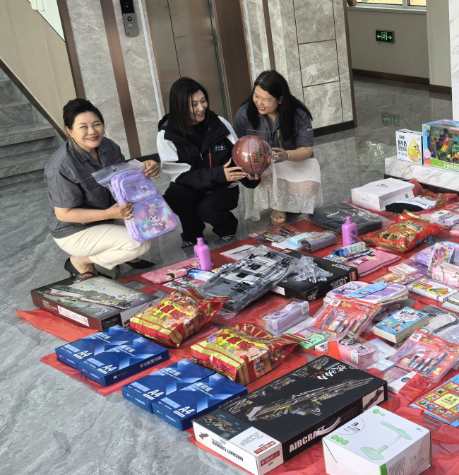 唐山民建會員企業家楊淑英女士幫助路南區困境兒童實現節日微心愿 (1) (2).jpg