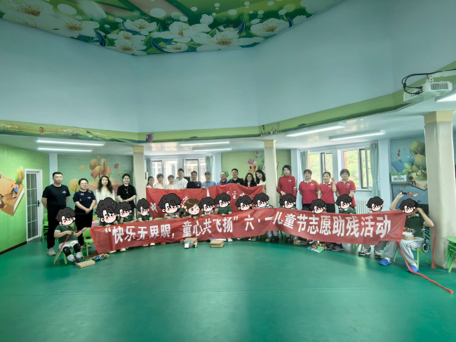 1深化主題教育 情暖童心成長(zhǎng)——民建高校支部、市直三支部、五支部共同開(kāi)展“六一”兒童節(jié)慰問(wèn)殘疾兒童活動(dòng)1 (2).jpg