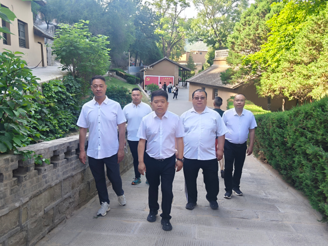 20250612“學(xué)規(guī)定、強(qiáng)作風(fēng)、樹形象”主題教育┃民建保定市委新階層二支部赴王家坪革命舊址參觀學(xué)習(xí)2 (2).jpg