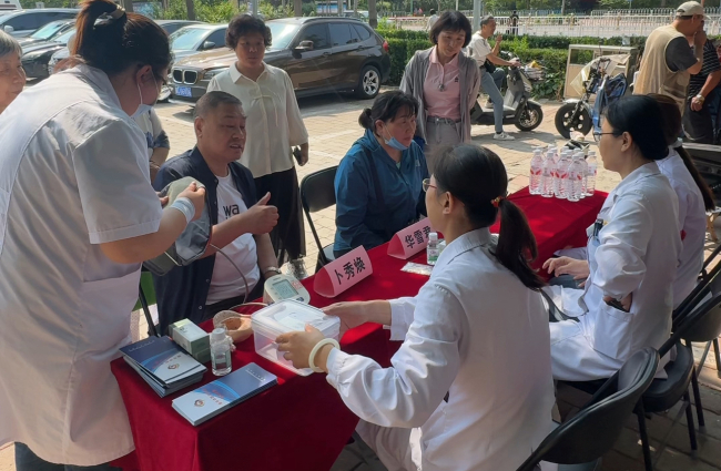老年委開展義診服務活動 (2).jpg