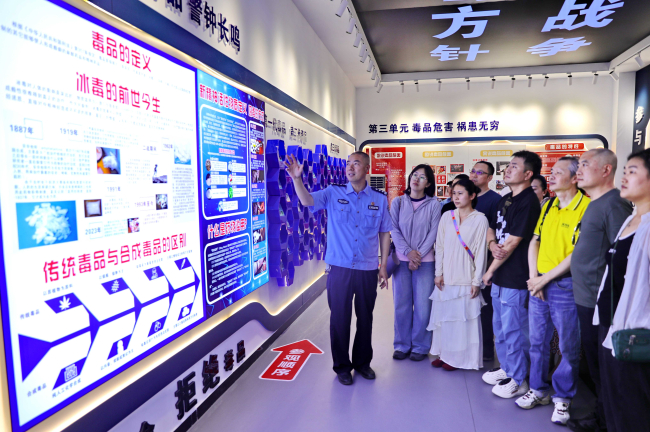 民建秦皇島市委商貿(mào)支部聯(lián)合建設大街街道辦事處開展禁毒宣傳日活動 (3).jpg