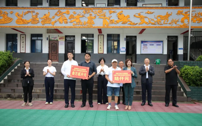民建石家莊市委橋西區五支部主委鄒德鳳為民建河北省委幫扶調研活動捐款 (2).jpg